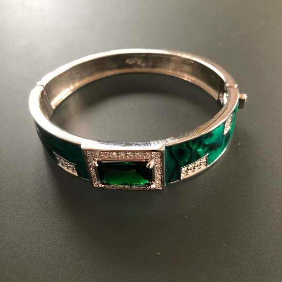 Gorgeous green stoned bracelet set in metal alloy - Picture 1 of 8